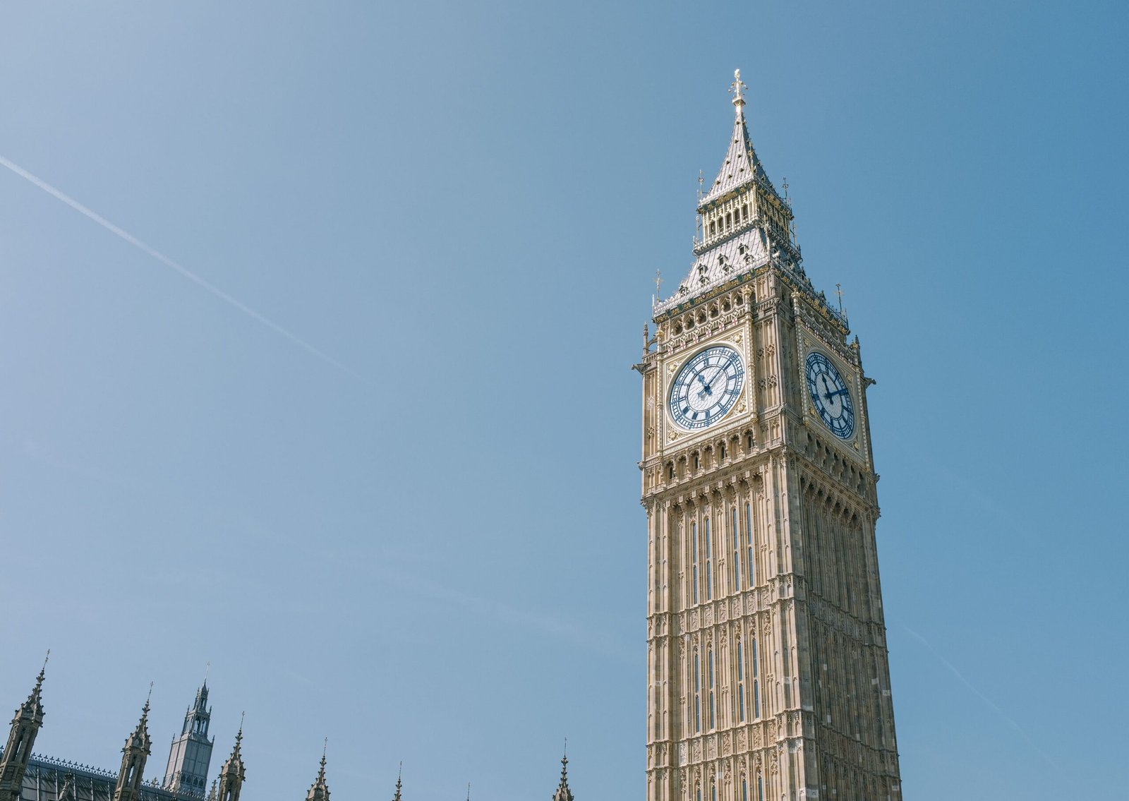 London Hub: Stay Connected Without Roaming Fees